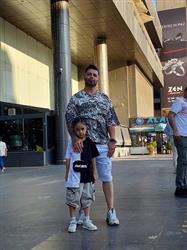 صادق بابایی و کارن محققی در جمع بازیگران خانم جان